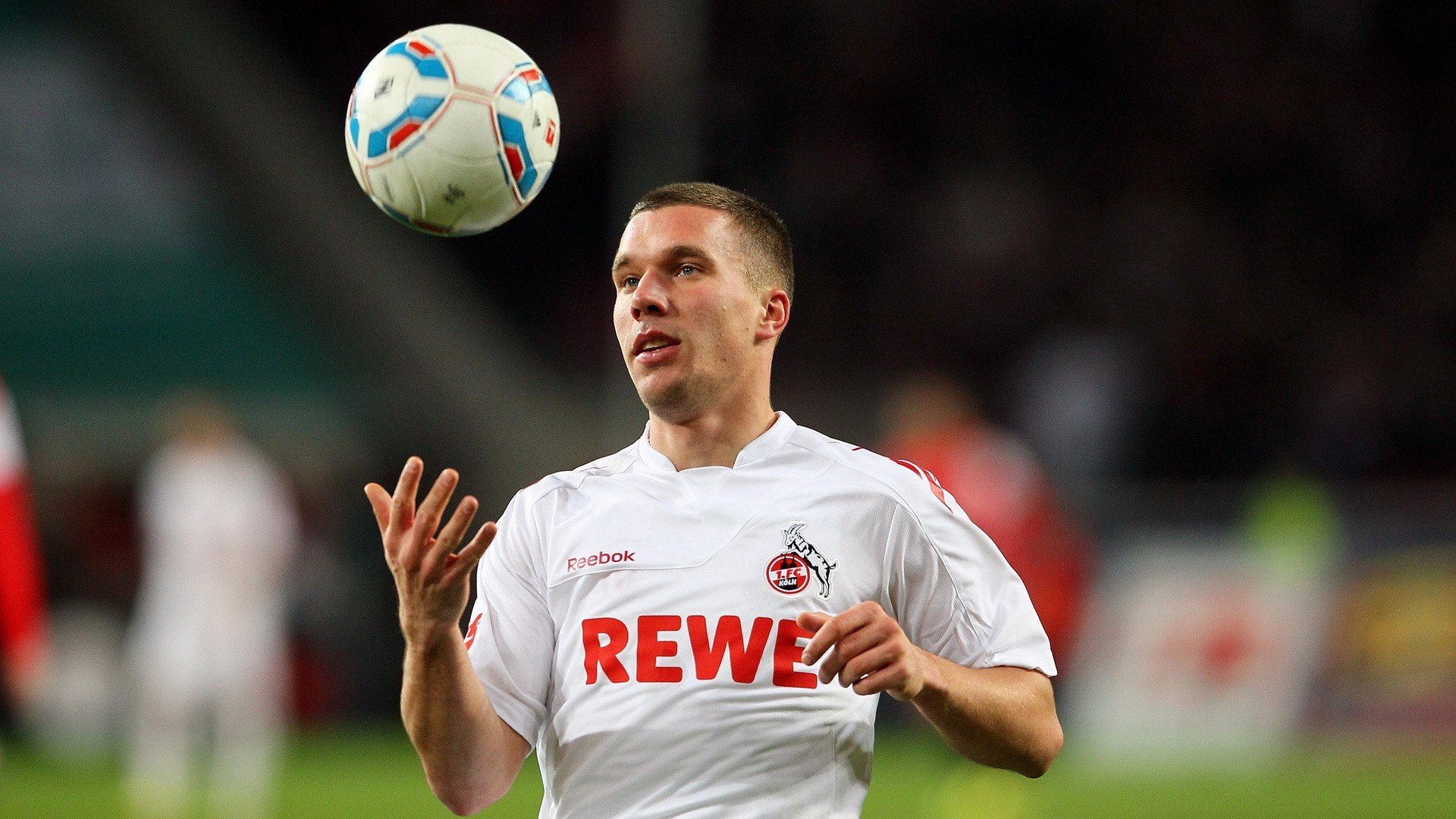 爱游戏平台-中国职业足球队伍国际交流赛成绩喜人，我国职业足球联赛